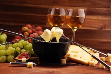 Gurme İsviçre fondü yemek çeşitli ch ile bir kış akşamında