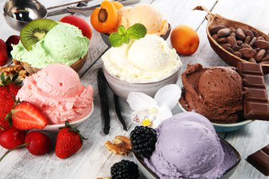 çilek ile farklı renk ve tatlar dondurma kepçe, 