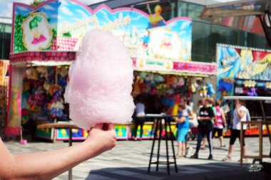 eğlence parkı beyaz pamuk şeker yiyor. amus bir gün zevk
