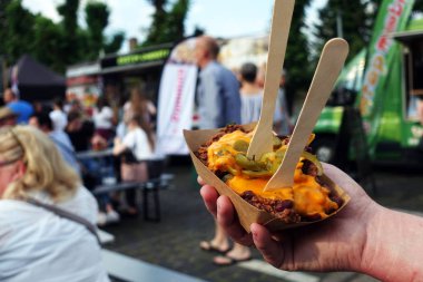 Poutine Patates Kızartması ve Chili con Carne, Sokak Gıda, yemek ile