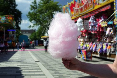 eğlence parkı beyaz pamuk şeker yiyor. amus bir gün zevk