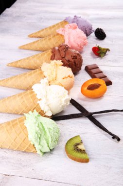 çilek ile farklı renk ve tatlar dondurma kepçe, 
