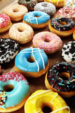 çikolata ile farklı camların içinde Donuts