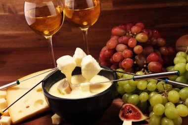 Gurme İsviçre fondü yemek çeşitli ch ile bir kış akşamında