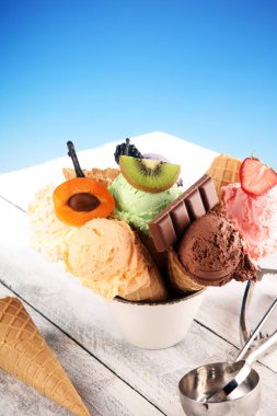 çilek ile farklı renk ve tatlar dondurma kepçe, 