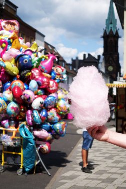 eğlence parkı beyaz pamuk şeker yiyor. amus bir gün zevk