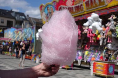 eğlence parkı beyaz pamuk şeker yiyor. amus bir gün zevk
