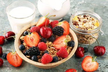 Tahıl. Kahvaltıda granola tahıllar, meyveler ve süt kase. 