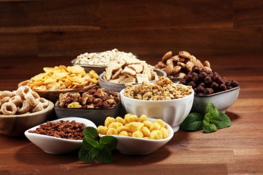 Tahıl. Kahvaltıda çeşitli tahıl kaseleri. Çocuklarla Müsli