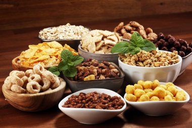 Tahıl. Kahvaltıda çeşitli tahıl kaseleri. Çocuklarla Müsli