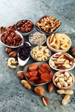 Kurutulmuş meyve ve çeşitli organik fındıklı kompozisyon.