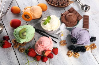 çilek ile farklı renk ve tatlar dondurma kepçe, 