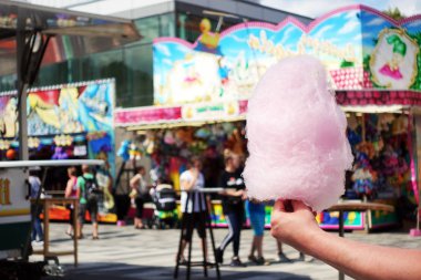 eğlence parkı beyaz pamuk şeker yiyor. amus bir gün zevk