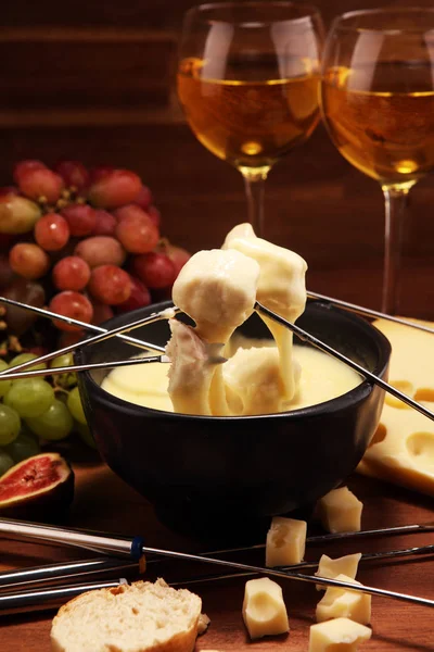 Dîner gourmand à la fondue suisse un soir d'hiver avec un assortiment de ch — Photo