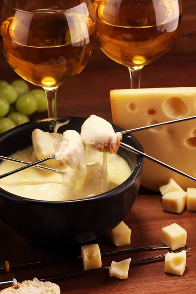 Schweizisk fondue gourmetmiddag på en vinterkväll med blandade ch — Stockfoto