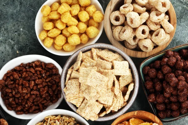 Cereales. Cuencos de diversos cereales para el desayuno. Muesli con niños — Foto de Stock