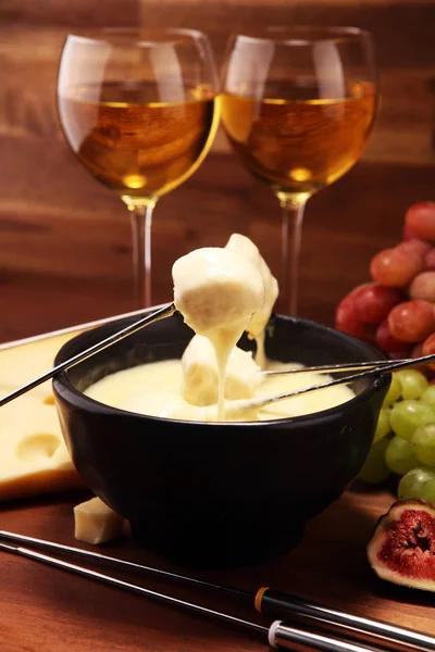 Schweizisk fondue gourmetmiddag på en vinterkväll med blandade ch — Stockfoto