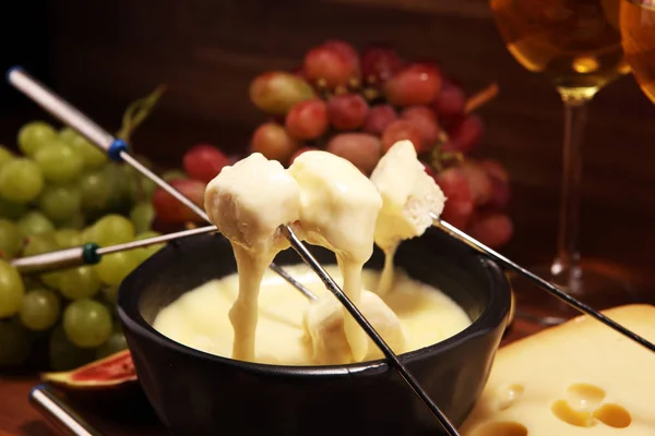 Schweizisk fondue gourmetmiddag på en vinterkväll med blandade ch — Stockfoto