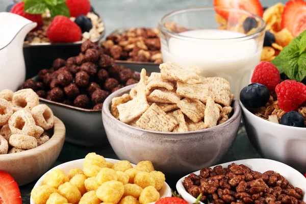 Cereales. Tazones de diversos cereales, bayas y leche para el desayuno — Foto de Stock