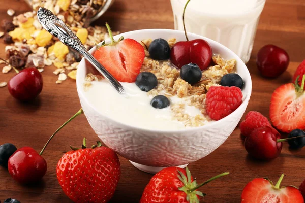 Cereales. Cuenco de cereales de granola, frutas y leche para el desayuno . —  Fotos de Stock