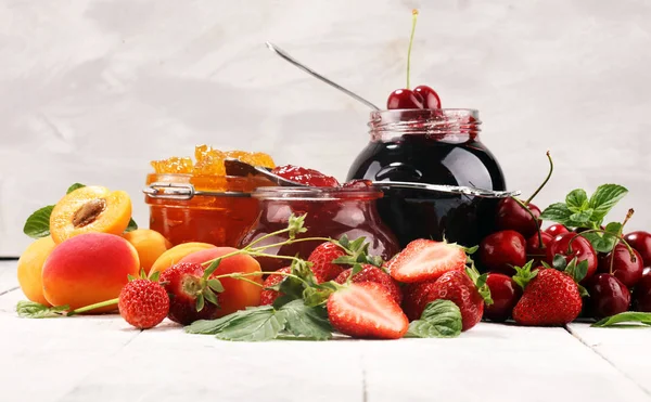 Surtido de mermeladas, bayas de temporada, albaricoque, menta y frutas . — Foto de Stock