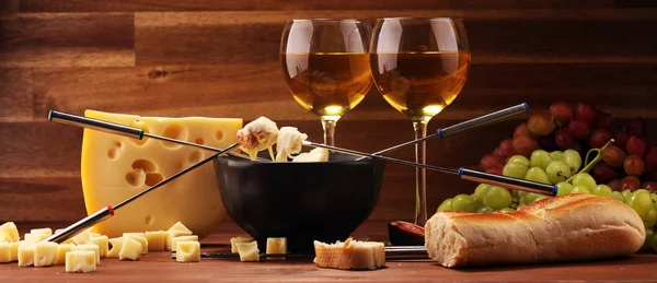 Gurme İsviçre fondü yemek çeşitli ch ile bir kış akşamında