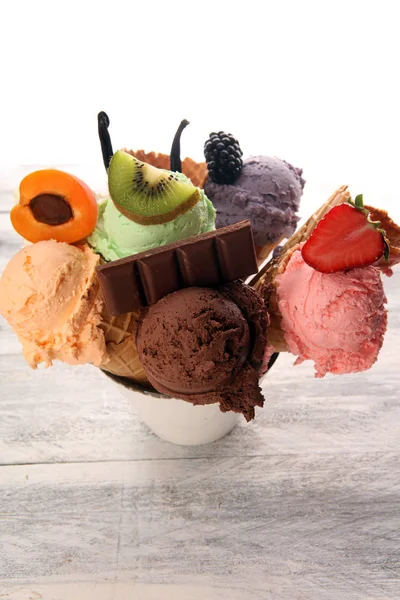 Cucharadas de helado de diferentes colores y sabores con bayas , — Foto de Stock