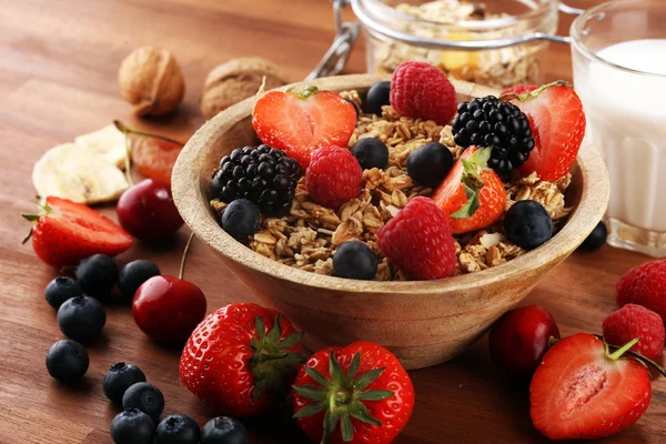 Cereales. Cuenco de cereales de granola, frutas y leche para el desayuno . —  Fotos de Stock