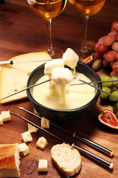 Schweizisk fondue gourmetmiddag på en vinterkväll med blandade ch — Stockfoto