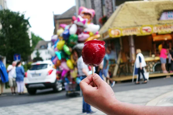 Manzana dulce en la feria o festival del condado. caramelo rojo manzana co —  Fotos de Stock