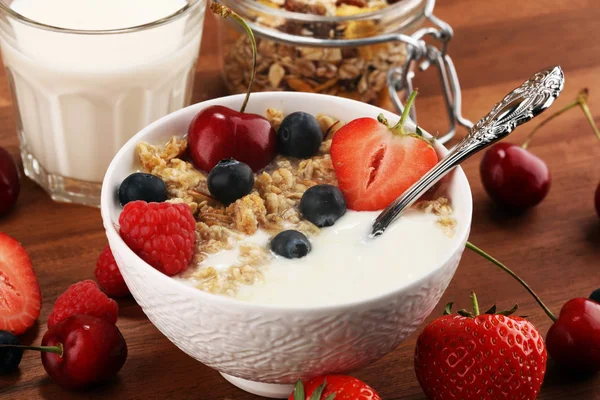 Cereales. Cuenco de cereales de granola, frutas y leche para el desayuno . —  Fotos de Stock