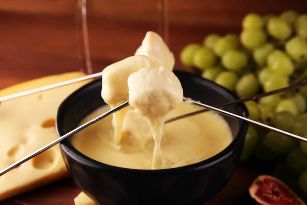 Schweizisk fondue gourmetmiddag på en vinterkväll med blandade ch — Stockfoto