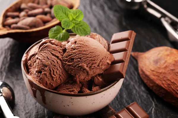 Csokoládé kávé fagylaltozó egy tálba. fagylalt lapát — Stock Fotó