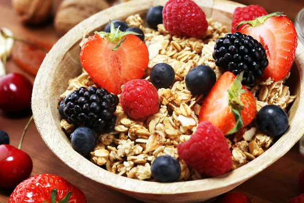 Getreide. Schüssel mit Müsli, Obst und Milch zum Frühstück. — Stockfoto