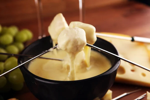 Švýcarské fondue gurmánská večeře na zimní večer s smíšený ch — Stock fotografie