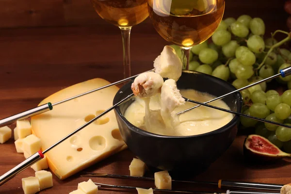 Schweizisk fondue gourmetmiddag på en vinterkväll med blandade ch — Stockfoto