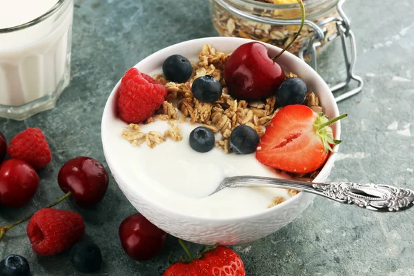 Zbożowe. Miska Granola zboża, owoce i mleko na śniadanie. — Zdjęcie stockowe