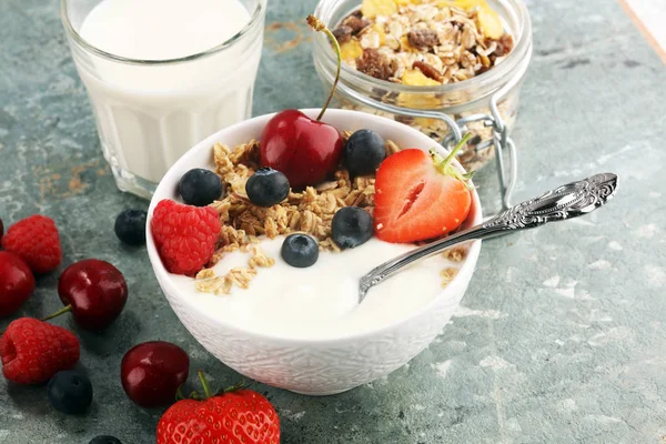 Cereales. Cuenco de cereales de granola, frutas y leche para el desayuno . —  Fotos de Stock