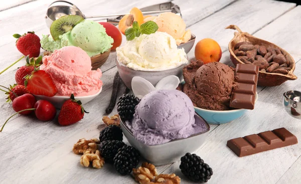 Çilek ile farklı renk ve tatlar dondurma kepçe, — Stok fotoğraf