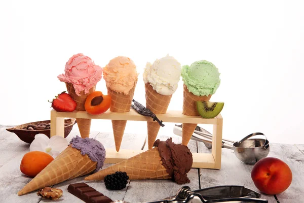 Cucharadas de helado de diferentes colores y sabores con bayas , — Foto de Stock
