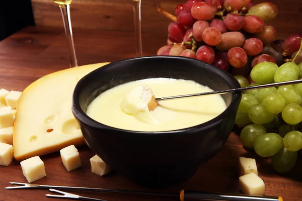 Gourmet cena con fonduta svizzera in una serata invernale con ch assortiti — Foto Stock