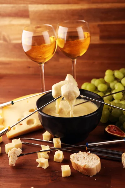 Jantar de fondue suíço gourmet em uma noite de inverno com ch variado — Fotografia de Stock