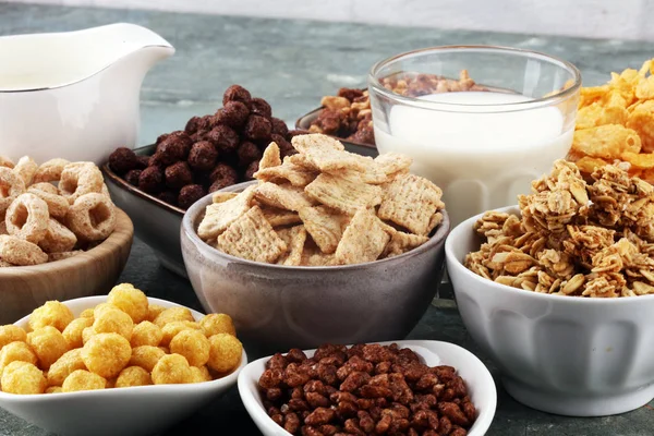 Cereales. Cuencos de diversos cereales y leche para el desayuno. Muesli. — Foto de Stock