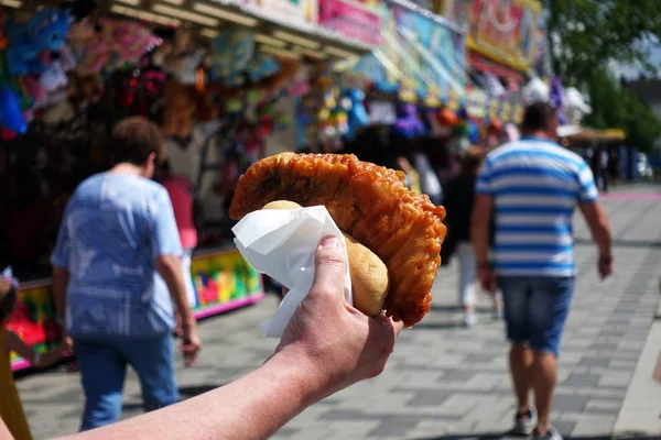 Pescado tradicional en mano. Camión móvil de comida vendiendo recién a mano —  Fotos de Stock