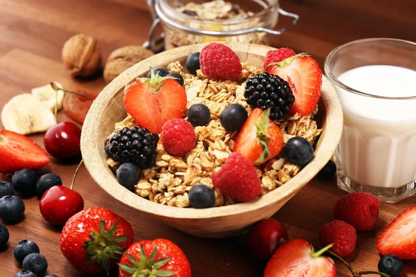 Cereais. Tigela de cereais granola, frutas e leite para o café da manhã . — Fotografia de Stock