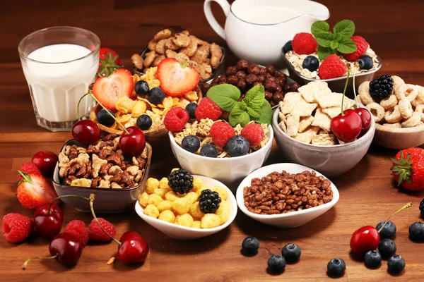 Cereal. Bowls of various cereals, berries and milk for breakfast — Stock Photo, Image