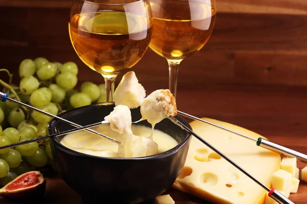 Jantar de fondue suíço gourmet em uma noite de inverno com ch variado — Fotografia de Stock