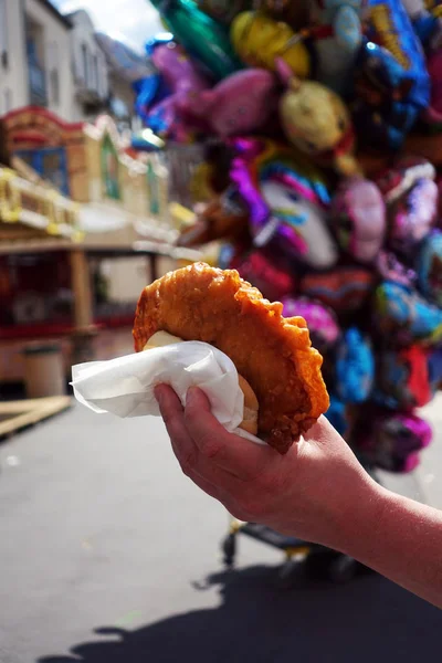 Pescado tradicional en mano. Camión móvil de comida vendiendo recién a mano —  Fotos de Stock