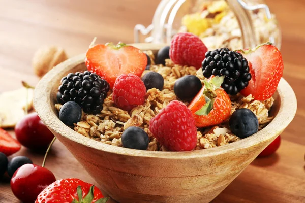 Cereais. Tigela de cereais granola, frutas e leite para o café da manhã . — Fotografia de Stock