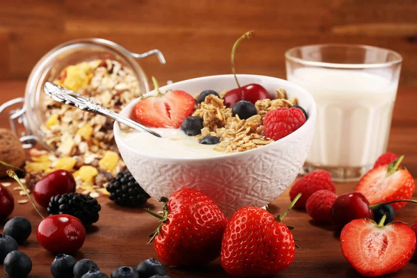 Cereais. Tigela de cereais granola, frutas e leite para o café da manhã . — Fotografia de Stock